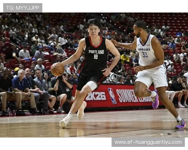 杨瀚森赛场外钱包鼓得跟明星代言似的，球迷直呼太奢了！