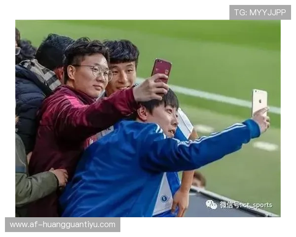 武磊家冰箱里塞满能量饮料，邻居说半夜还能听见他练颠球