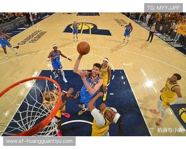 切特·霍姆格伦无球掩护制造错位，拉开雷霆内线空间