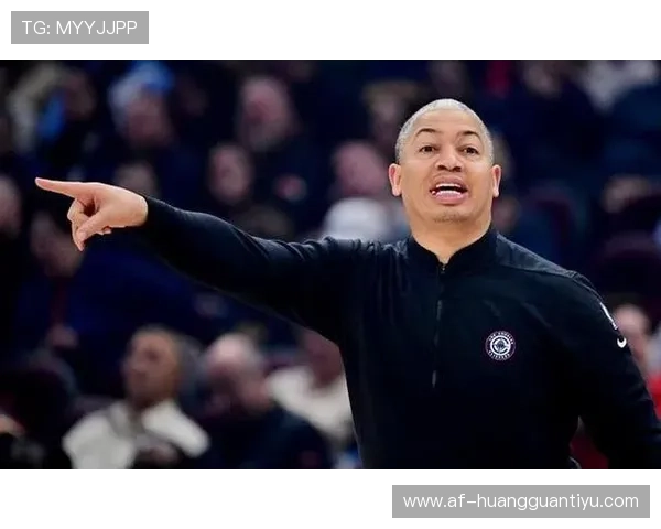 掩护犯规判定标准是什么？如何区分合法掩护与进攻犯规？